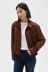 Sobrecamisa de textura gamuzada en color negro, con cuello clásico, cierre frontal de botones y dos bolsillos frontales con solapa.