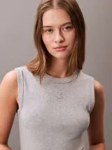 Vestido midi sin mangas de corte ajustado, confeccionado en tejido de punto elástico. Presenta cuello redondo y un pequeño logo bordado en el pecho.