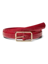 Cinturón fino rojo con textura efecto cocodrilo, hebilla rectangular metálica dorada y pasador a juego.