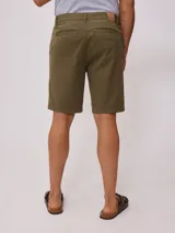 Bermuda color verde oliva, de corte recto y largo a la rodilla. Confeccionada en tejido de algodón y elastano.