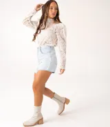 Bota de cuero vacuno color marrón con cierre lateral, taco de madera de 7cm y caña de 19cm.