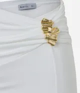 Pollera new midi blanca de poliéster y elastano, con fruncido en la cintura, detalle de adorno aplicado, encaje lateral y tajo delantero.