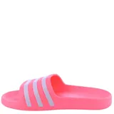 Sandalias tipo chinela Adidas modelo Adilette Aqua, color rosa vibrante con las tres bandas características de la marca en un tono más claro sobre la banda superior. Diseño ergonómico con logo de la marca grabado en el lateral.