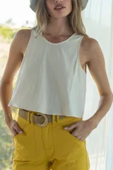 Cinturón liso de polipropileno color verde oliva, con hebilla curva forrada.