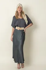 Pollera larga gris de satén de seda, modelo evasé.