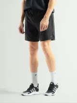Short deportivo negro con cintura elástica ajustable con cordón.