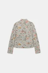 Blazer de jacquard de algodón con estampado floreado, cuello subido, manga larga y cierre frontal con botones. Presenta bolsillos de plastrón en el delantero, detalle de aplicación de lentejuelas, forro interior a tono y bajo asimétrico.