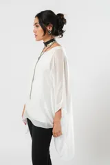 Blusa blanca de gasa oversize con forro y manga murciélago.