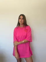 Remerón oversize color fucsia con estampado de corazón en el pecho y cuello redondo.