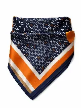 Pañuelo cuadrado de satén con diseño geométrico y monograma, presentando una combinación de colores azul marino, naranja y blanco.