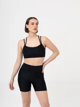 Top deportivo negro con breteles finos cruzados en la espalda.