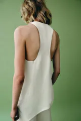 Top de Zara Woman Collection color blanco, confeccionado con mezcla de lino, con cuello redondo, espalda nadadora y diseño de bajo asimétrico.