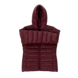Campera ligera acolchada tipo puffer, color bordó, con capucha integrada, cierre frontal y diseño de costuras horizontales.