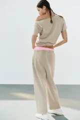 Pantalón de algodón negro con tiro medio, cintura elástica, pierna recta y grandes bolsillos laterales aplicados.