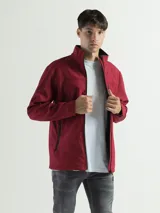 Campera de neopreno negra con diseño deportivo y semi impermeable. Cuenta con cuello alto, cierre frontal completo, tres bolsillos con cierre, ajuste con velcro en los puños y cordón elástico en la cintura.