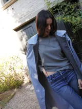 Remera de manga larga en color blanco, con cuello redondo y corte clásico. Presenta un diseño minimalista con un pequeño logo bordado en el pecho.