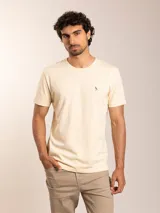 Remera básica de manga corta en color amarillo claro, confeccionada en algodón, con cuello redondo y pequeño logo bordado en el pecho.