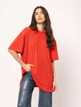Remera blanca oversized de tela elastizada con tajos laterales y escote redondo.