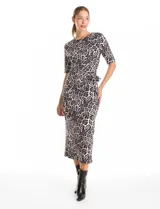 Vestido midi de seda fría con estampado animal print en tonos grises y negros. Presenta cuello redondo, mangas tres cuartos y un lazo lateral ajustable en la cintura que crea un efecto drapeado.