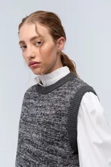 Chaleco de tejido de punto color crudo, con cuello a la base y lurex.