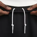 Pantalón de jogging negro de felpa con cintura elástica y logo Swoosh bordado en blanco.