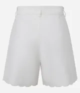 Short de sarga de algodón color blanco, con cintura alta, trabillas para cinturón, bolsillos delanteros y ruedo con acabado ondulado tipo nube. Marca Marfinno.