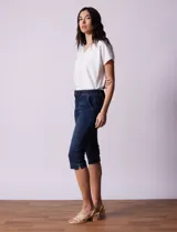 Pantalón capri de denim elastizado, color celeste.