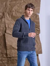 Cardigan de punto con textura en relieve, cuello smoking y cierre frontal completo. Presenta un diseño jaspeado con pequeños puntos de color y bolsillos laterales.