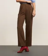 Pantalón de vestir gris con textura tweed, de corte recto, cintura alta con pliegues delanteros y bolsillos laterales.