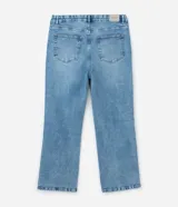 Pantalón de jean de corte recto, color azul medio, con cintura alta, trabillas para cinturón, cierre frontal con botón y cremallera, y bolsillos funcionales.