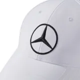 Gorro Adidas blanco con logo de Mercedes Benz bordado en negro en el frente y logo de Adidas bordado en negro en la visera.