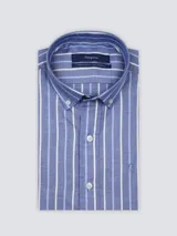 Camisa de hombre clásica de manga larga, confeccionada en 100% algodón, con diseño de rayas verticales en tonos azul, celeste y blanco, cuello abotonado y bordado sutil en el pecho.