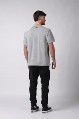 Remera de algodón con efecto gastado y acabado vintage, de corte semi oversize y cuello redondo.