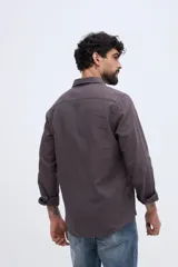Camisa de manga larga de lino y algodón color celeste, con fit semi slim y cuello clásico.
