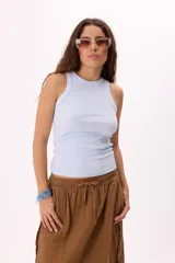 Musculosa celeste de rib, con cuello redondo y corte ajustado.