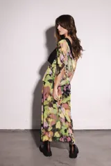 Top negro asimétrico con un solo tirante y volado en un lateral.