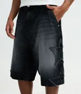 Bermuda de jean color gris oscuro con efecto de lavado, corte baggy relaxed. Presenta apliques de estrellas deshilachadas en los laterales y ruedo deshilachado. Tiene cintura con trabillas y cierre tradicional.