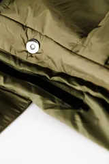 Bolso tipo tote bag color negro, con diseño acolchado y asas dobles.