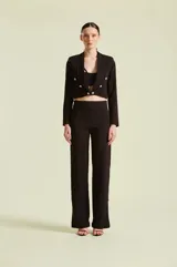 Pantalon negro de vestir de corte recto y tiro alto, perteneciente a la coleccion de Natalia Antolin.