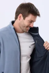 Campera polar de abrigo azul marino, con cuello alto, cierre frontal y bolsillos laterales y en el pecho con cierre.