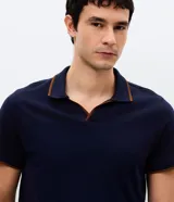 Camisa polo de manga corta confeccionada en algodón, con cuello en V y detalles en color contrastante en el borde del cuello y las mangas.