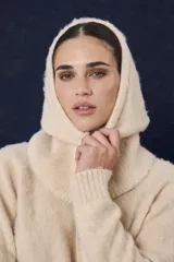 Capucha de tejido de punto con cuello amplio y cordón de ajuste, diseñada para cubrir la cabeza y el cuello de manera envolvente.