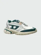Zapatillas deportivas Diesel modelo S-Pro-V, con diseño técnico en combinación de colores blanco, verde oscuro y detalles plateados. Presentan el logo D característico en el lateral, paneles de malla transpirable y suela de goma con relieve.