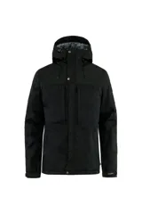 Campera negra con capucha, bolsillos frontales con solapa y cierre con botones a presión.