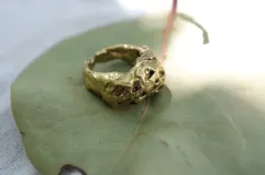 Anillo plateado con diseño irregular inspirado en los corales marinos.