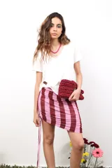 Minifalda de microtul con estampado a rayas verticales en tonos rosado y borgoña, con cordones laterales para fruncir.