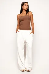 Musculosa de viscosa acanalada con elastano, de calce ajustado al cuerpo. Presenta escote recto y breteles finos regulables.