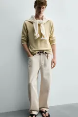 Jeans baggy fit confeccionados en denim de algodón color beige, de corte holgado y amplio en toda la pierna, con tiro medio y diseño de cinco bolsillos.
