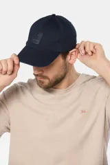 Gorra de béisbol azul de lona con logo en el frente.