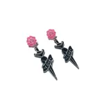 Par de aros colgantes negros con forma de daga atravesada por una cinta con la palabra 'Love' y una rosa en la parte superior.